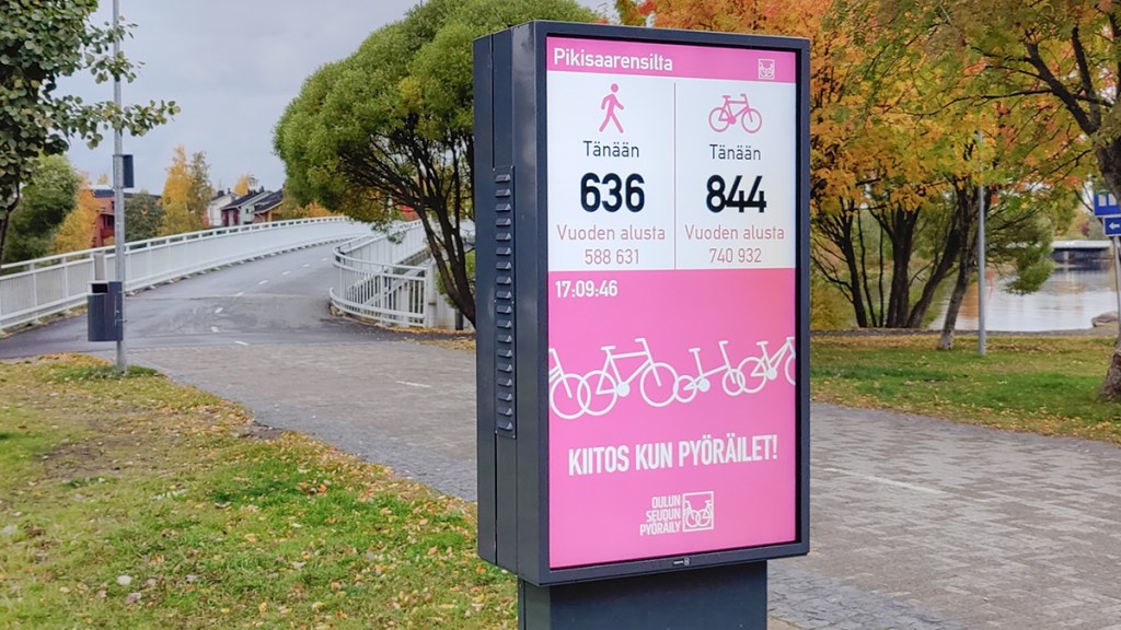 Pyöräilyreitin varrella on kävelyn ja pyöräilyn liikennemääristä kertova näyttötaulu.