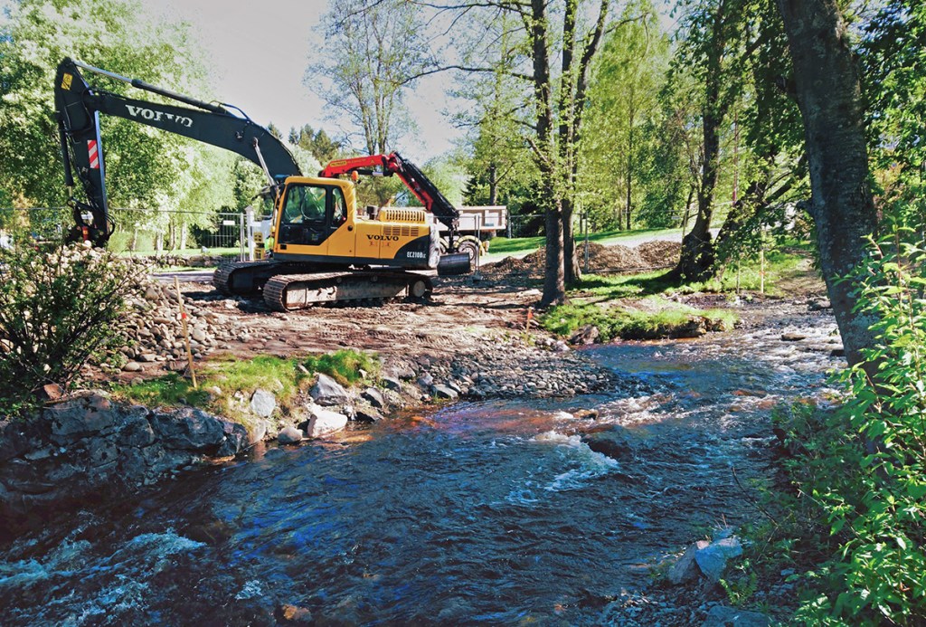 Kaivuri kunnostaa kesällä koskipaikkaa.