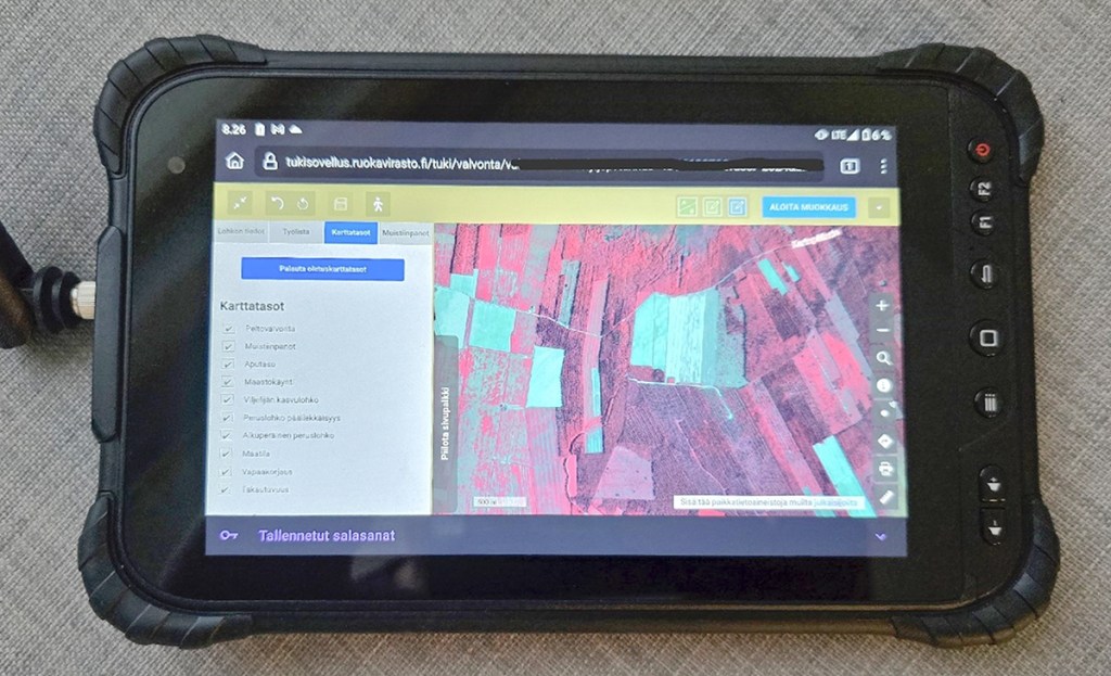 Tabletilla on avoinna tukisovellus, jossa näkyy satelliittikuva.