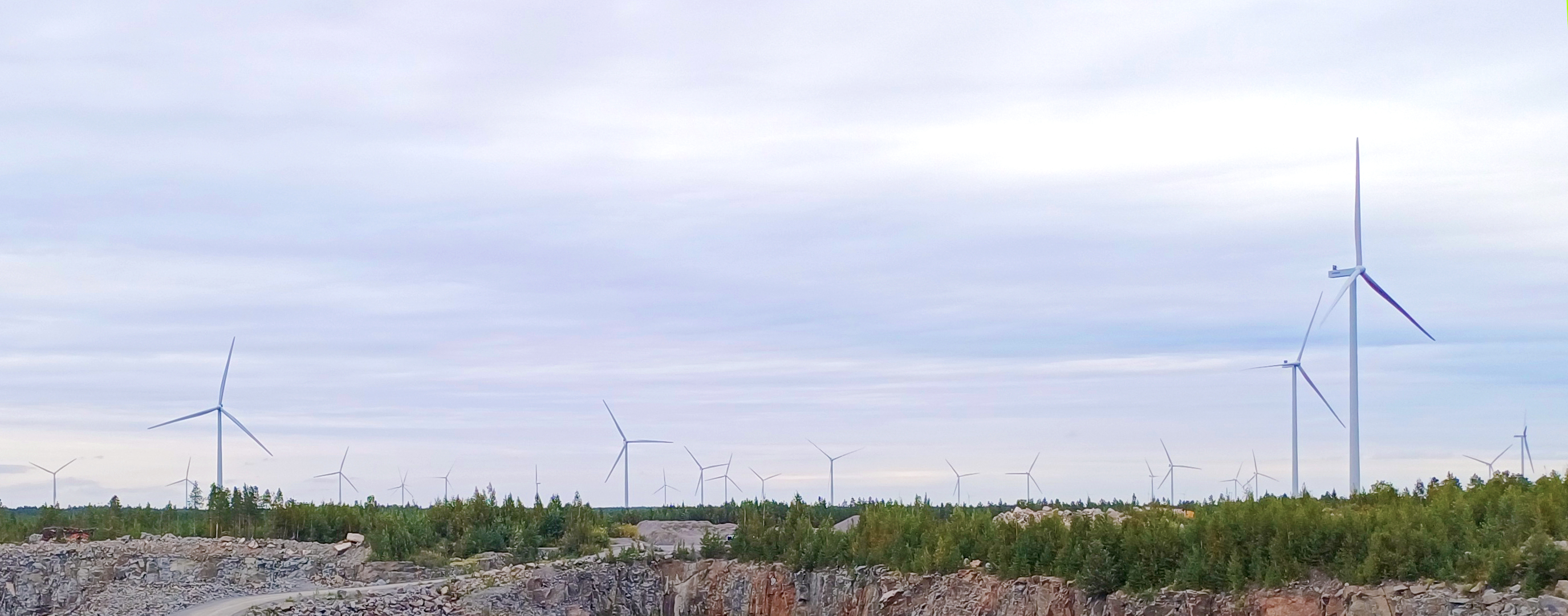 Tuulivoimaloita.