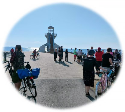 Pyöräilijöitä kesäisenä päivänä Nallikarin majakan edustalla.